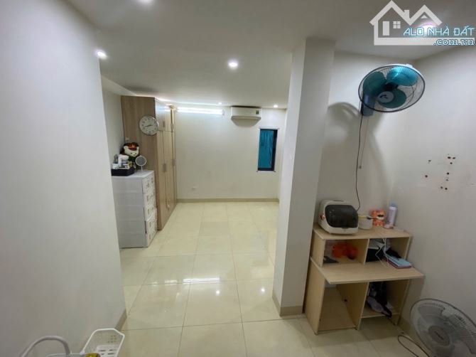 BÁN NHÀ giá êm 9.5 tỷ ( 57.2 m2)  Gia Quất ngõ to như phố ô tô nhỏ lùi cửa nhà , kh