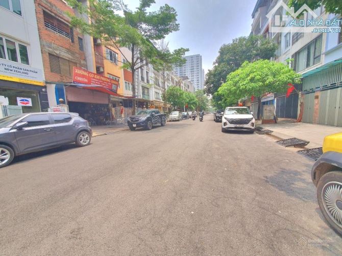 LIỀN KỀ KĐT VĂN KHÊ, TRỤC ĐƯỜNG TO 17M, KINH DOANH ĐỈNH, VỈA HÈ RỘNG, ÔTÔ DỪNG ĐỖ,GIÁ TỐT