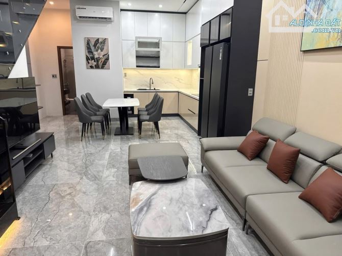 Bán nhà mặt tiền Nguyễn Chích - 82m2- full nội thất- 7.x tỷ