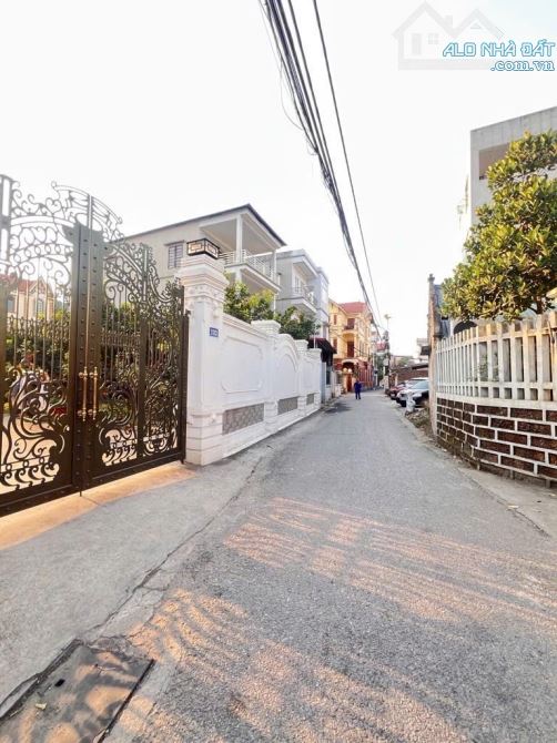 GIANG BIÊN- BÁN ĐẤT TẶNG NHÀ 2 TẦNG- NGÕ THÔNG- Ô TÔ VÀO TẬN NHÀ- TIỆN ÍCH NGẬP TRÀN
