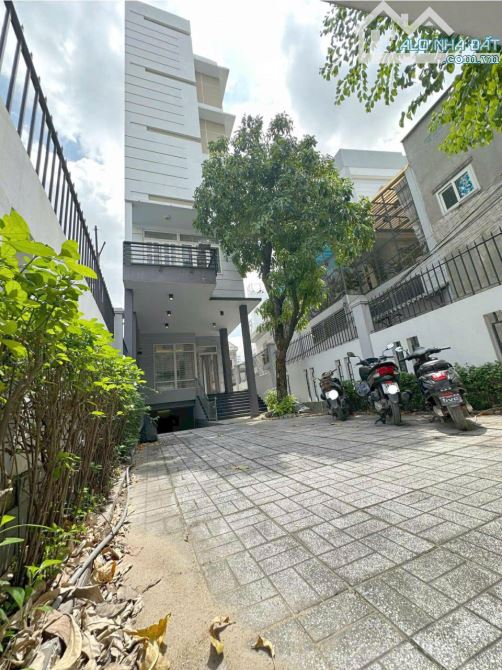 Q2, MẶT TIỀN LÊ VĂN THỊNH - NHÀ 5 TẦNG + HẦM - 180M2(5,6*28) - NHỈNH 22 TY TLCC - 1