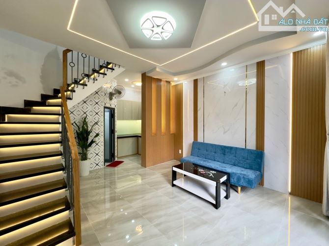 BÁN NHÀ 2 mặt hẻm vuông góc 24m2 chỉ 3 tỷ khu vip p10 GV - 1