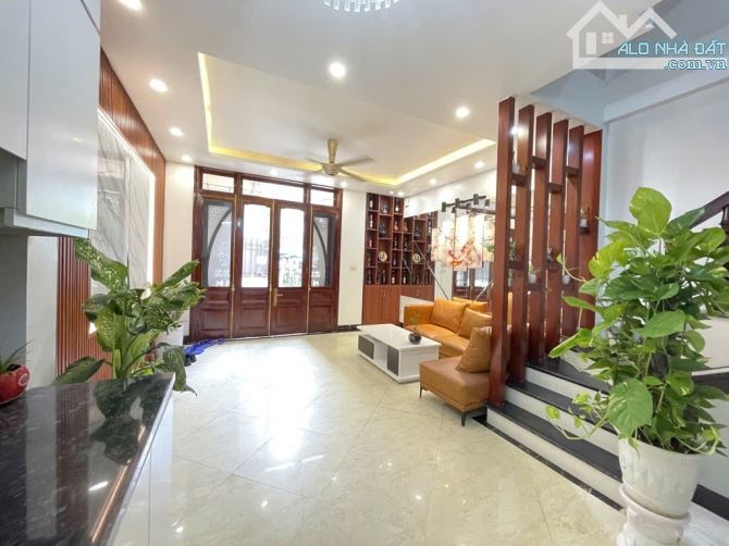 Bán nhà khu vực Hoa Lâm- đẹp lung linh 5 tầng-Ngõ phân lô-full nội thất. - 1