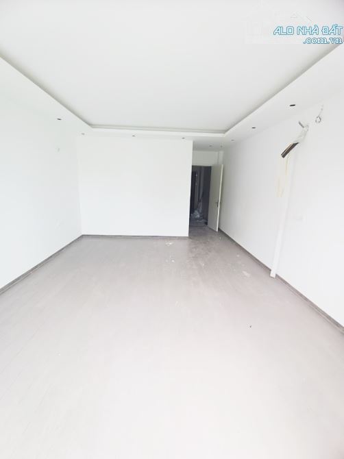 Cho thuê nhà phố Nguyễn Khuyến. DT 110m2, 5 tầng, MT 5m, fulll điều hòa. Ô tô đỗ cửa - 1