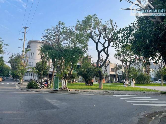 Nhà c4 MT Bãi Sậy view Công Viên - 1