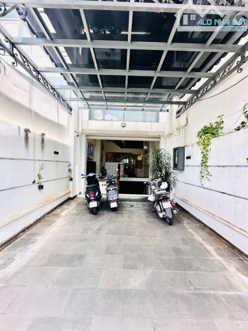 Bán biệt thự khu sân bay - 107m2 - có hầm - 7 tầng - 1