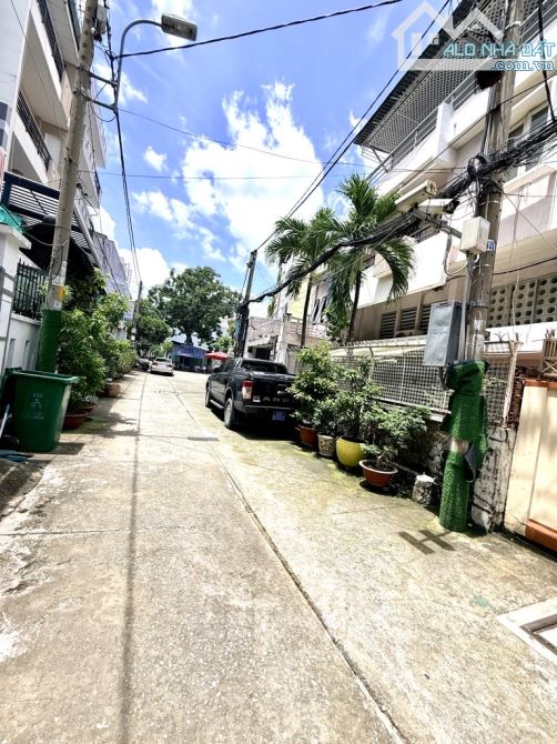 BÁN NHÀ 2 TẦNG HXH - SỔ VUÔNG NỞ HẬU 40M2 - NGAY LÊ ĐẠI HÀNG Q11 GIÁP Q10 CHỈ 11 TỶ - 1