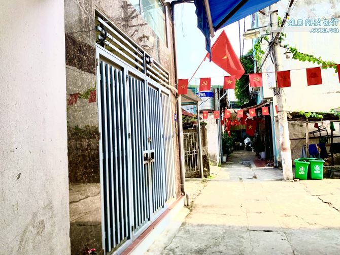 BÁN ĐẤT TẶNG NHÀ 2 TẦNG - Ô TÔ ĐỖ CỬA - GẦN NGAY PHỐ - AN NINH ĐẢM BẢO - TIỆN ÍCH BẠT NGÀN - 1