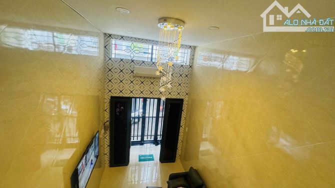 Bán nhà khu phân lô Quận 1- 4 Tầng đúc mới- 5PN+4WC- 30m ra Mặt Tiền- Sổ A4 hoàn công đủ. - 1
