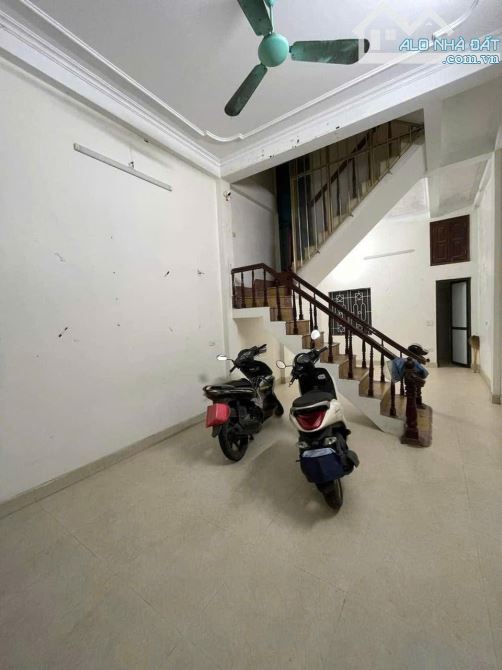Cho thuê nhà  ngõ 57, ngay cổng chợ Vĩnh Tuy, 40m2 x 4 tầng KD on, ở gđ, nhóm - 1