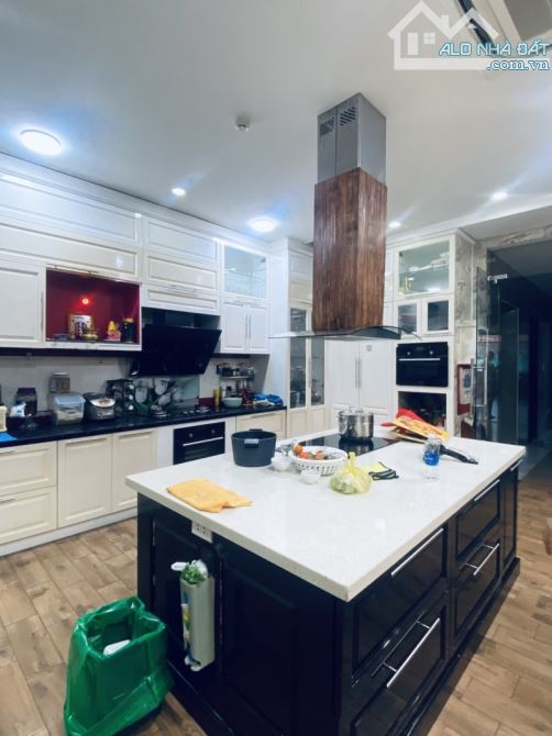 SIÊU BIỆT THỰ - THANG MÁY - 240M2 (8x30) - KHU VIP - NỘI THẤT CHÂU ÂU ĐẮT TIỀN - 5x TỶ - 1