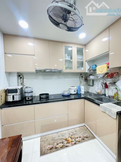 Nhà 4 tầng 5 PN  3 wc sân thượng ban công thoáng sổ hồng chính chủ giá nhỉnh 6 tỷ - 1