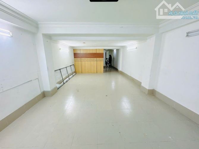 Bán nhà đường Nguyễn Gia Trí 4x20 vuông vức có 8 phòng tiện cho thuê CHDV, làm văn phòng - 1