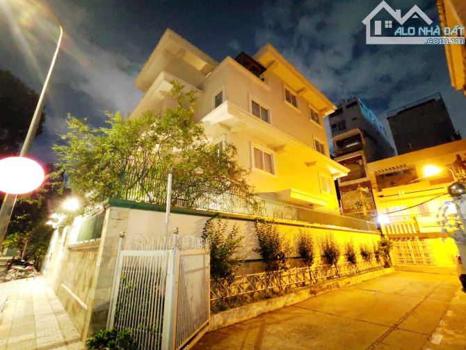 BIỆT THỰ BIỆT LẬP GIỮA LÒNG QUẬN 1, 239M2, 4 TẦNG, NỘI THẤT NHẬP 40 TỶ, LÔ GÓC 3 MẶT TIỀN - 1