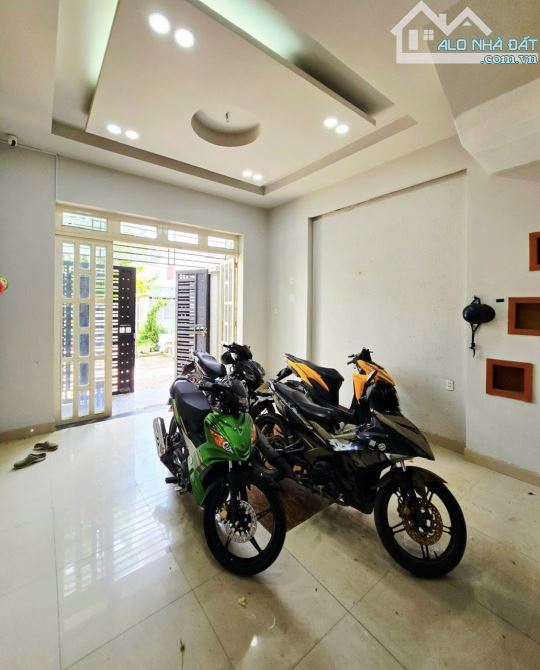 BÁN NHÀ Q2: 3 TẦNG, HOÀN CÔNG ĐỦ, ĐƯỜNG Ô TÔ, GẦN BỆNH VIỆN LÊ VĂN THỊNH - CHỈ 7,2 TỶ - 1