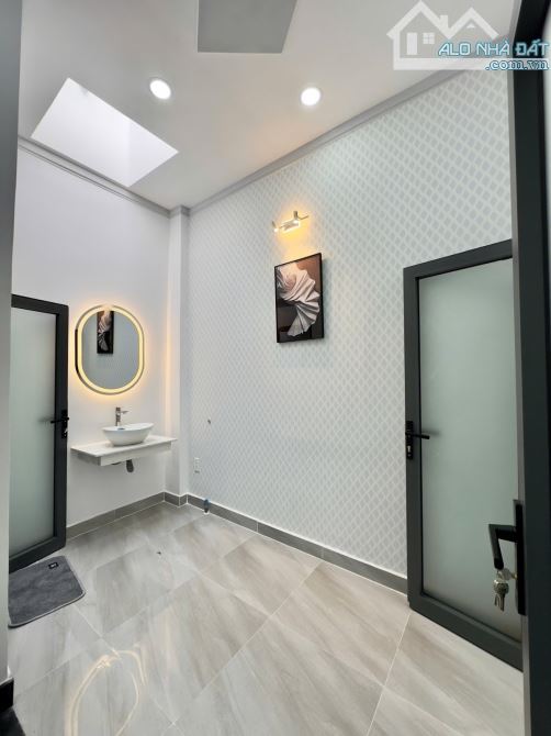 BÁN NHÀ 2 mặt hẻm vuông góc 24m2 chỉ 3 tỷ khu vip p10 GV - 2