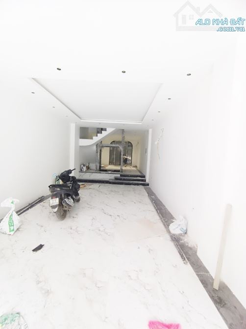 Cho thuê nhà phố Nguyễn Khuyến. DT 110m2, 5 tầng, MT 5m, fulll điều hòa. Ô tô đỗ cửa - 2