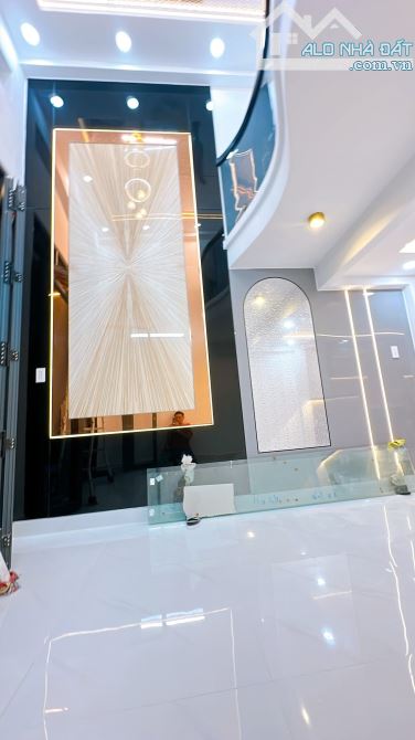 NHÀ MỚI 100% Q4 KÈO THƠM KHU DÂN CƯ HIỆN HỮU KHÔNG LO GIẢI TOẢ ĐƯỜNG TÔN THẤT THUYẾT - 2