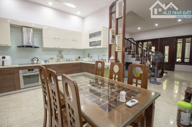 Nguyên Hồng – 76m², nhà phân lô, vỉa hè rộng – giá 18 tỷ - 2