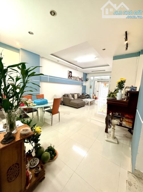 BÁN NHÀ 2 TẦNG HXH - SỔ VUÔNG NỞ HẬU 40M2 - NGAY LÊ ĐẠI HÀNG Q11 GIÁP Q10 CHỈ 11 TỶ - 2