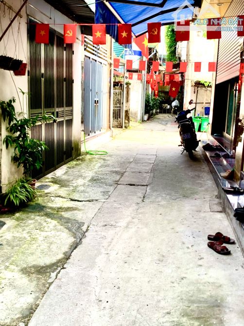 BÁN ĐẤT TẶNG NHÀ 2 TẦNG - Ô TÔ ĐỖ CỬA - GẦN NGAY PHỐ - AN NINH ĐẢM BẢO - TIỆN ÍCH BẠT NGÀN - 2