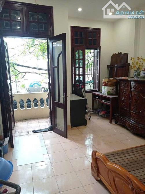 Cho thuê nhà  ngõ 57, ngay cổng chợ Vĩnh Tuy, 40m2 x 4 tầng KD on, ở gđ, nhóm - 2