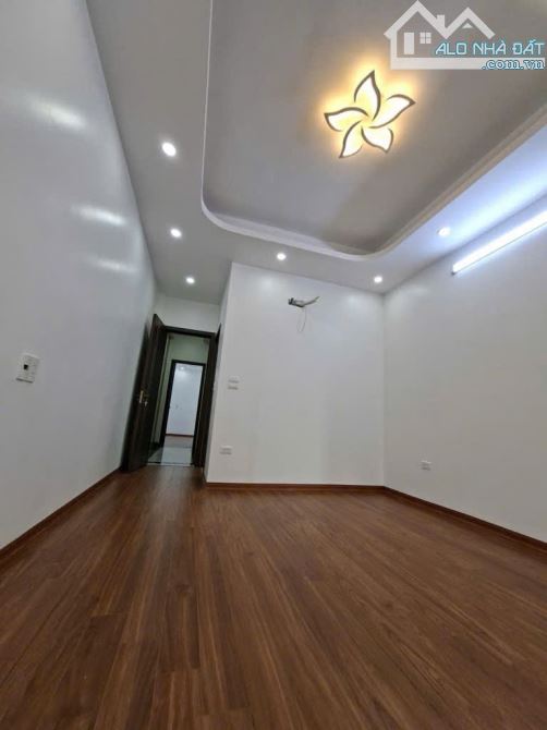 9,5 TỶ MẶT PHỐ - 57M2 - 4 TẦNG - NHÀ CHỦ TỰ XÂY - PHƯỜNG VIỆT HƯNG - KINH DOANH BẤT CHẤP - 2