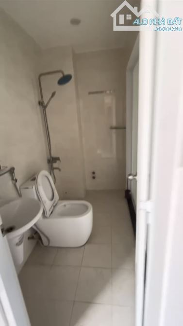 HẺM XE HƠI THÔNG | TRUNG TÂM BÌNH THẠNH KẾ BÊN Q1 - 3 TẦNG - 4 PN | 90M2(5.6x16) | NHỈNH 8 - 2