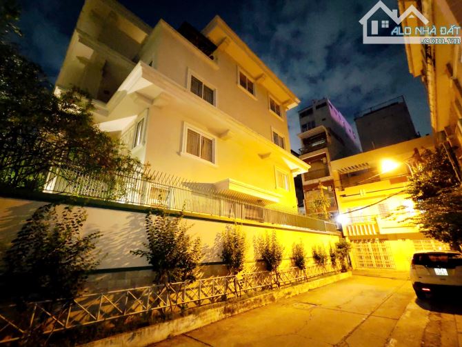 BIỆT THỰ BIỆT LẬP GIỮA LÒNG QUẬN 1, 239M2, 4 TẦNG, NỘI THẤT NHẬP 40 TỶ, LÔ GÓC 3 MẶT TIỀN - 2