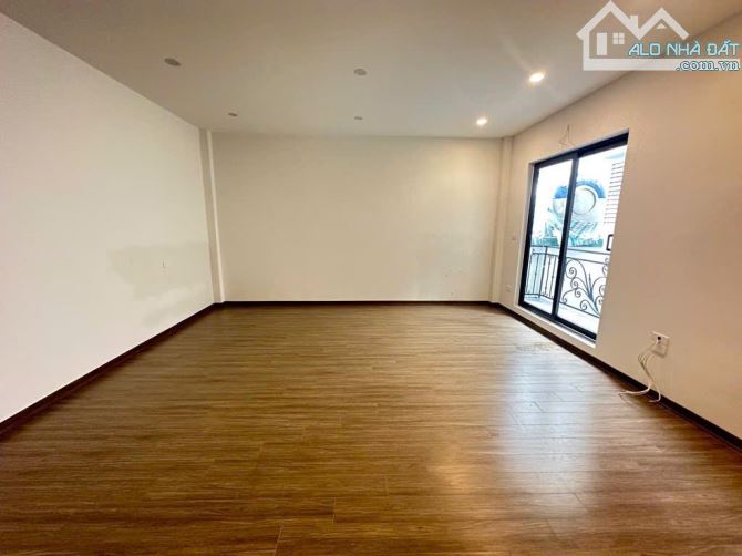 Thạch Bàn - Xây mới độc lập - Cách 1 nhà ra ô tô thông - 42m chỉ hơn 6 tỷ - 2