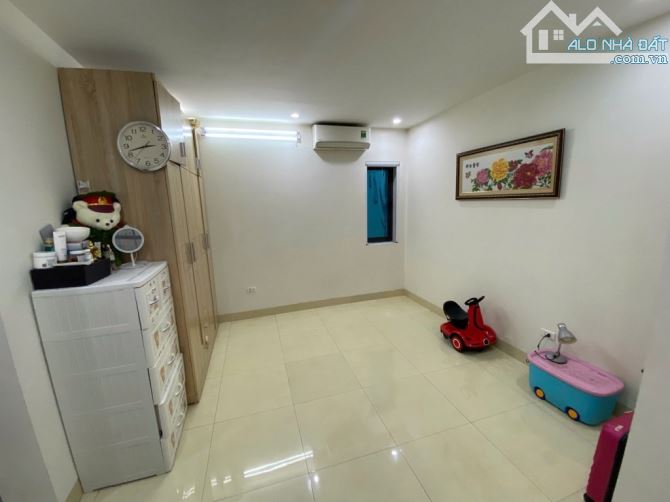 BÁN NHÀ giá êm 9.5 tỷ ( 57.2 m2)  Gia Quất ngõ to như phố ô tô nhỏ lùi cửa nhà , kh - 2