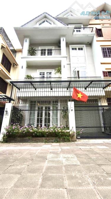 Biệt thự Làng Việt Kiều Châu Âu, vỉa hè, ô tô tránh đỗ, gara, full NT, mặt tiền 8m 140m*4T - 3