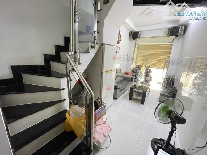 XE HƠI ĐẬU TRƯỚC CỬA QUẬN 7. MUA BÁN GÌ CŨNG ĐƯỢC, CHO THUÊ DÒNG TIỀN 12TR