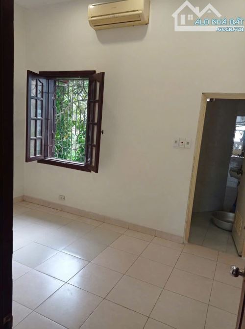 Cho thuê nhà  ngõ 57, ngay cổng chợ Vĩnh Tuy, 40m2 x 4 tầng KD on, ở gđ, nhóm - 3