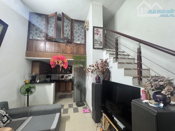 7,65 TỶ - 60M2 x 3 TẦNG NHÀ DÂN XÂY PHỐ NGỌC THUỴ - NGÕ Ô TÔ 7 CHỖ LÙI VÀO CỬA NHÀ - 3