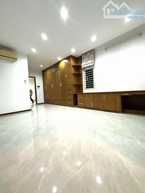 Q2, MẶT TIỀN LÊ VĂN THỊNH - NHÀ 5 TẦNG + HẦM - 180M2(5,6*28) - NHỈNH 22 TY TLCC - 4