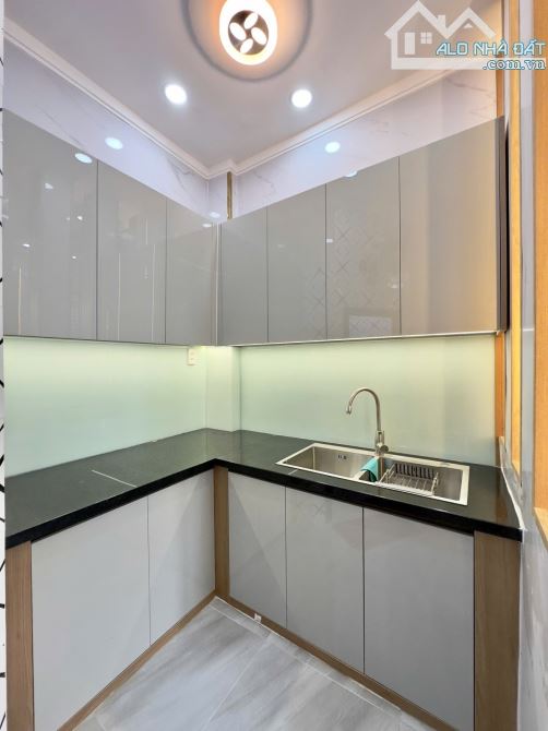 BÁN NHÀ 2 mặt hẻm vuông góc 24m2 chỉ 3 tỷ khu vip p10 GV - 4