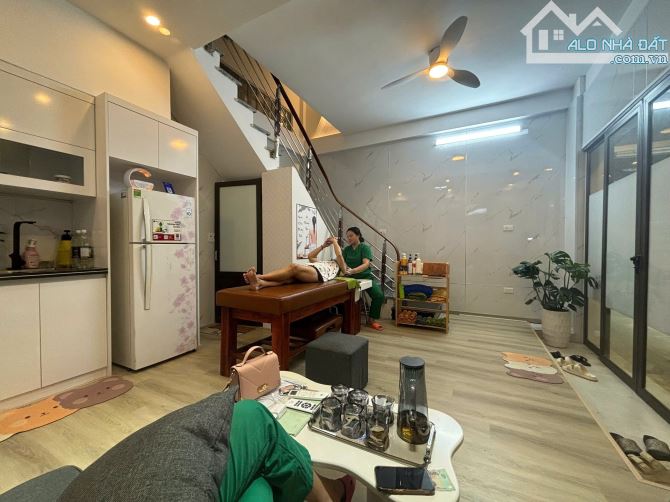 Bán nhà 3 tầng lô góc sạch đẹp về ở luôn mặt ngõ Trần Nguyên Hãn - 4