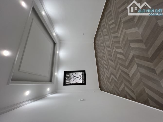 PHÂN LÔ- Ô TÔ PHỐ HOÀNG QUỐC VIỆT- 7 TẦNG - 4