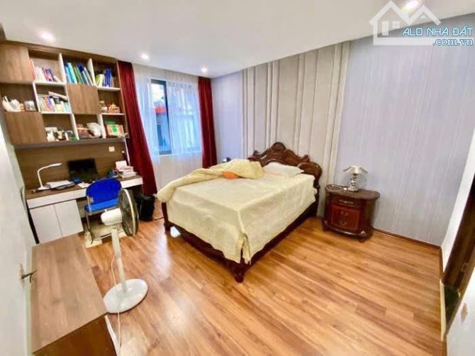 Bán nhà  Hoàng Cầu - Đống Đa  - Lô góc -  Vỉa hè - Oto tránh - Kinh doanh - 57 tỷ. - 4