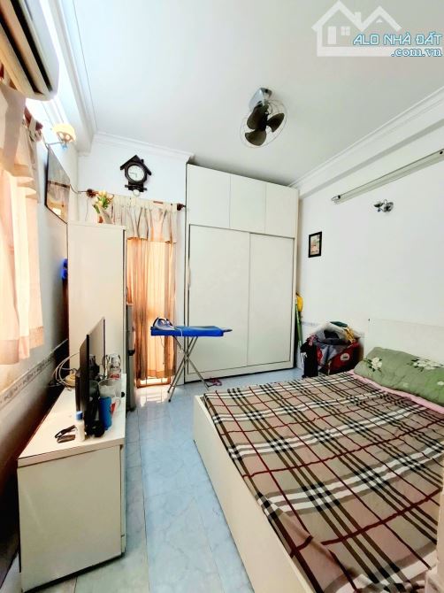 Phường Sài Gòn Quận 1- Sau lưng căn MT- Gần 40m2 4 tầng đúc thật- 3PN+3WC- Sổ hồng A4 HC - 4