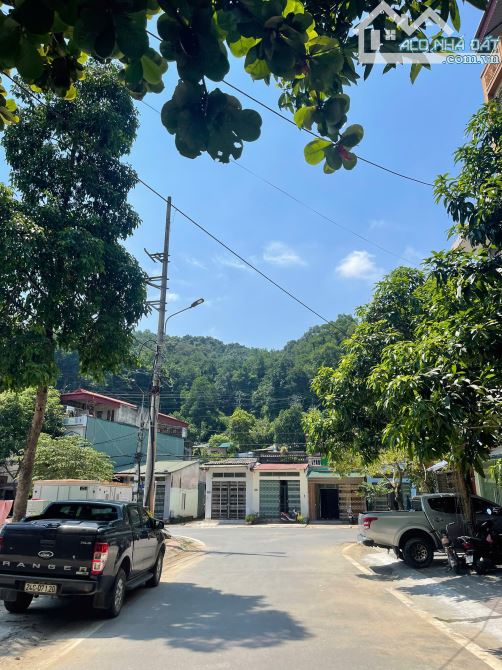 🤗🍑CHUYỂN NHƯỢNG NHÀ GIÁP CHỢ DUYÊN HẢI - TT Lào Cai 1 - Dt80m2 - 3,x tỷ- sổ cất két - 5