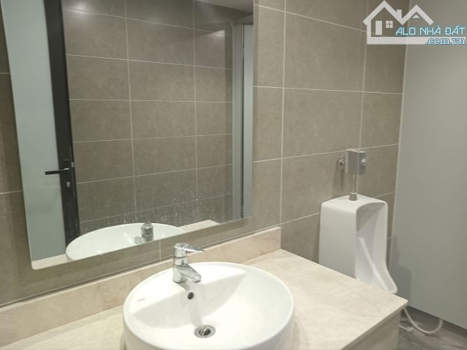 Bán nhà mặt phố Nguyễn Văn Huyên, Diện tích 302m2 x 9T, Mặt tiền 13,2m. Giá 198 tỷ - 5