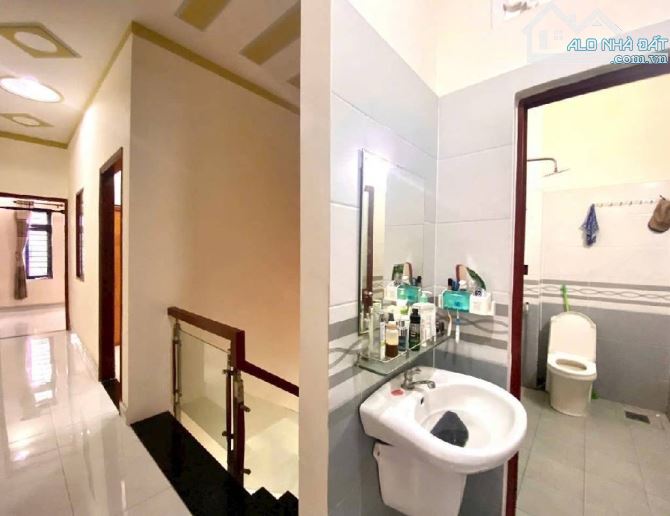Nhà 3 Tầng Dĩ An, 64m2,Mặt Tiền 8M xe hơi tránh, Sổ Hồng Riêng, chỉ Hơn 4 Tỷ - 6