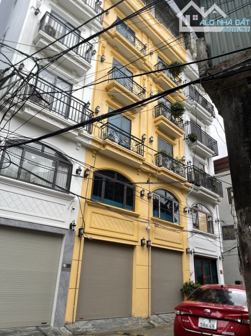Nhà đẹp nội thất hiện đại đường ô tô tránh ngõ Phố Giang Biên DT 31m2 . Giá 9 tỷ