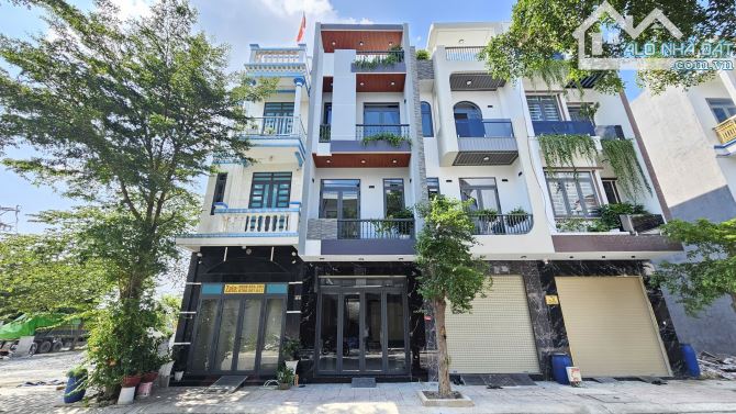 Bán nhà mới 1T2L 4x15m hoàn công, đường N1 KDC Phú Hồng Đạt, full nội thất