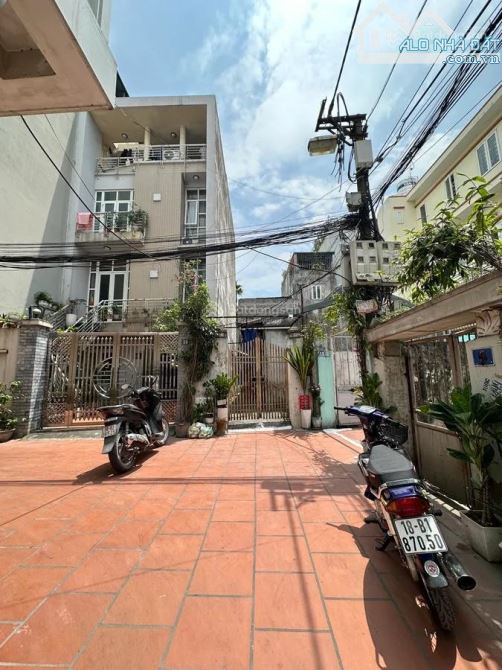 Bán nhà cấp 4 hiện đang là 3 phòng trọ, diện tích 165m2, MT 8,5m, ô tô vào nhà, giá 22 tỷ