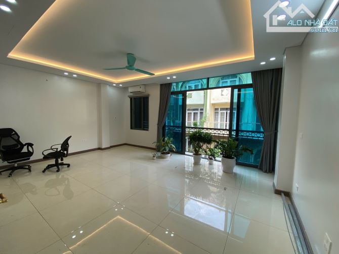 Cho thuê văn phòng Làng Việt Kiều Châu Âu, 35 m2, văn phòng vuông vắn, khu trung tâm