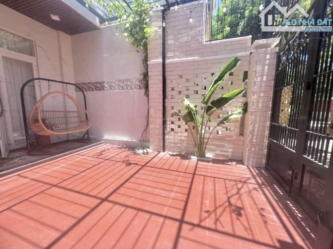 Bán nhà mặt phố, dt100m2; mt5m; đường Đa Mặn 5,5m, giá 12.x tỷ,biển Mỹ Khê Đà Nẵng
