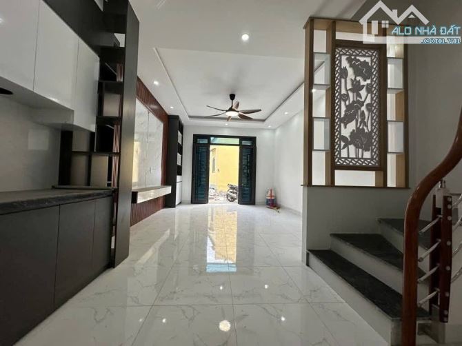 Nhà mới 5T  vị trí đẹp tại thị trấn Phùng cần bán